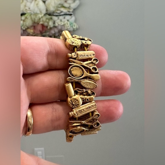 ADORABLE gold coloured hair product themed costume jewelry bracelet, stretchy - Picture 6 of 11